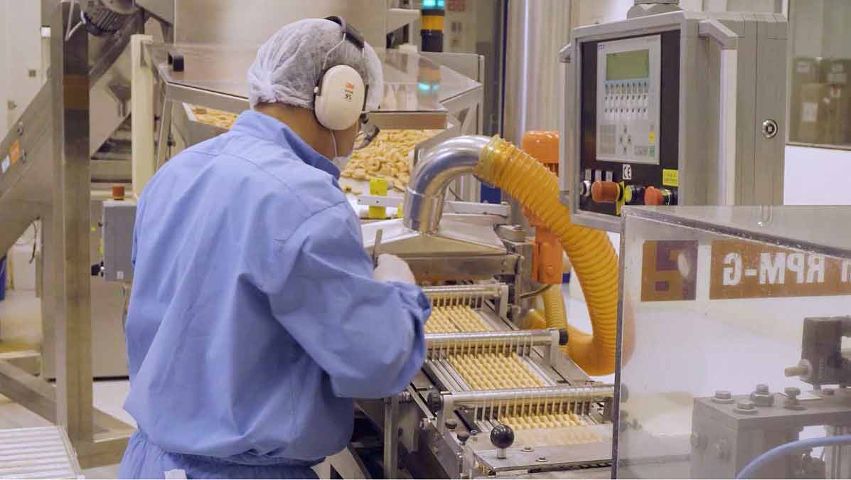persona trabajando en el laboratorio