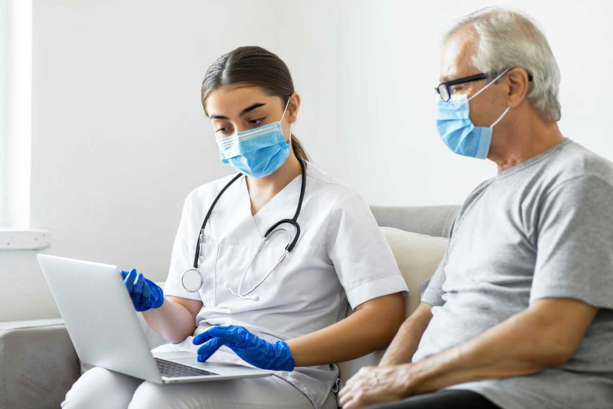 médica con un paciente hombre