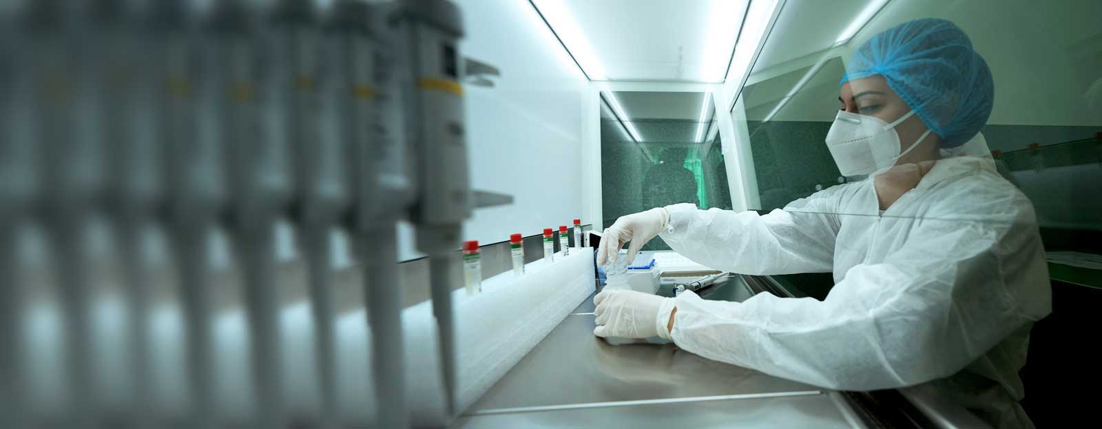 Una científica en un laboratorio