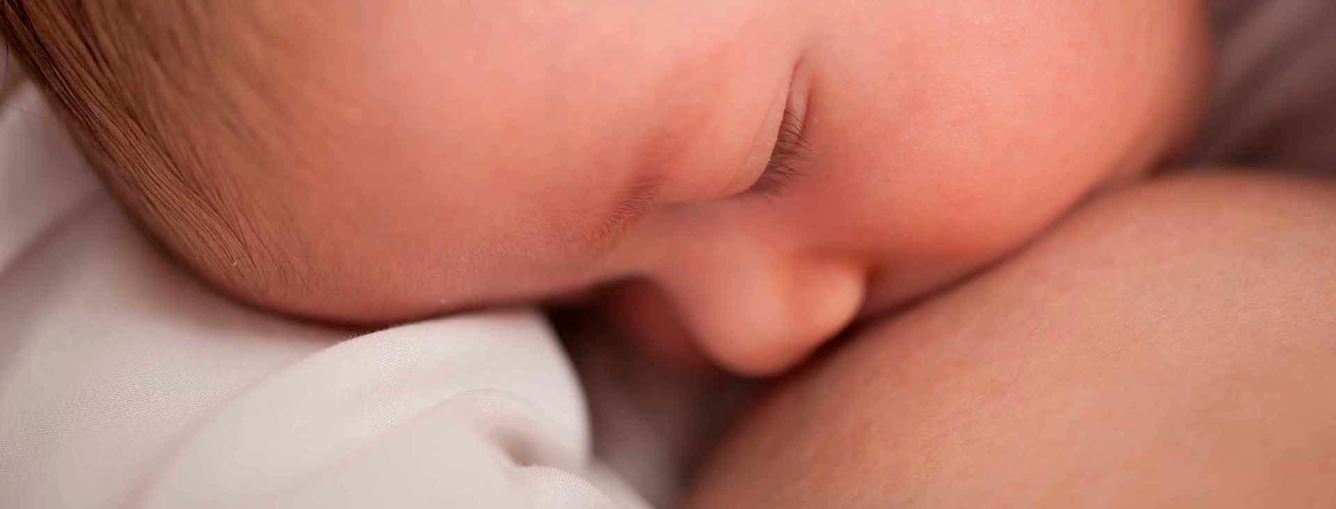 Mamá amamantando a su bebé