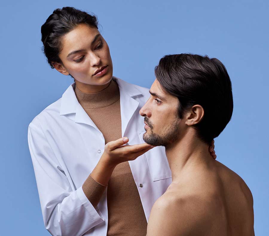 Hombre en consulta dermatológica