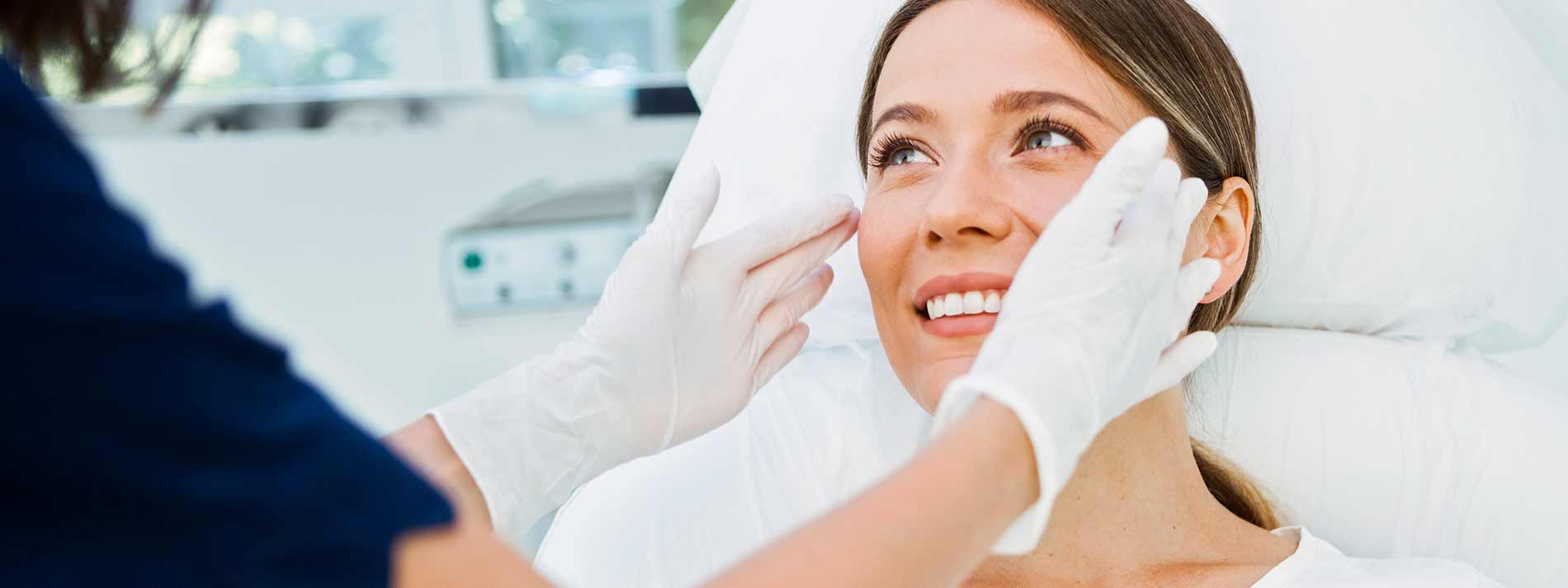 Una mujer en un consultorio con una médica dermatóloga