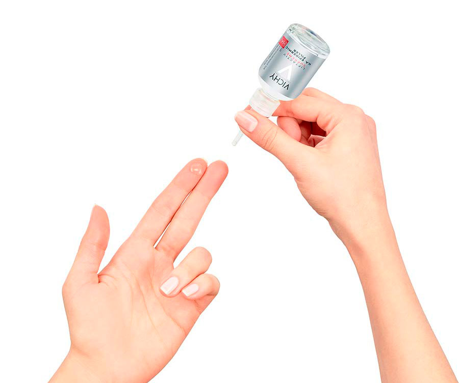 Manos de una mujer aplicándose el nuevo producto de Vichy
