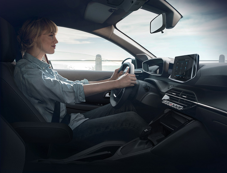 Una evolución innovadora en el puesto de conducción i-cockpit 3D, techo cielo y la calidad de materiales.