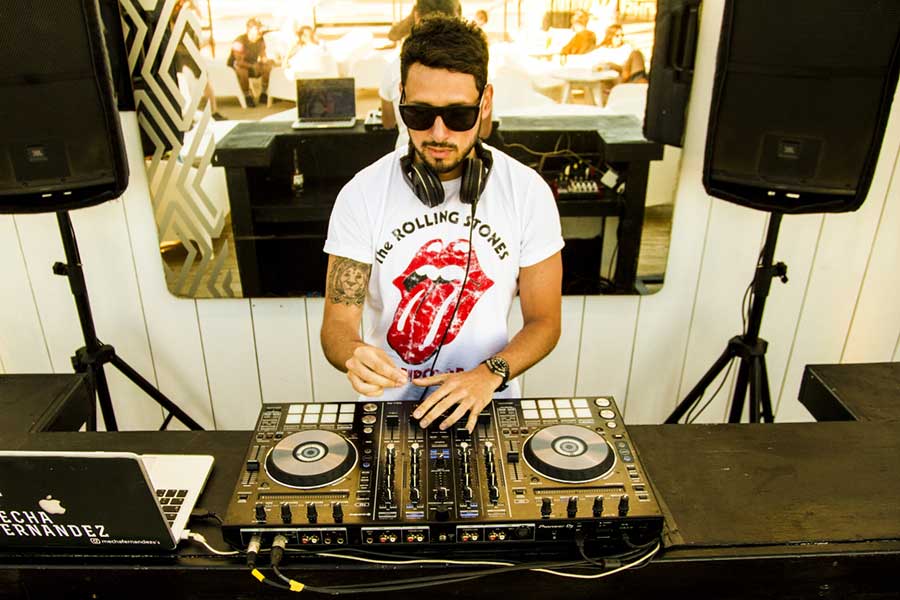 un DJ pasa música