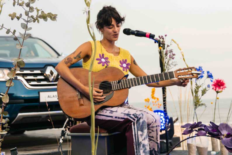 Cantante Zoe en la playa