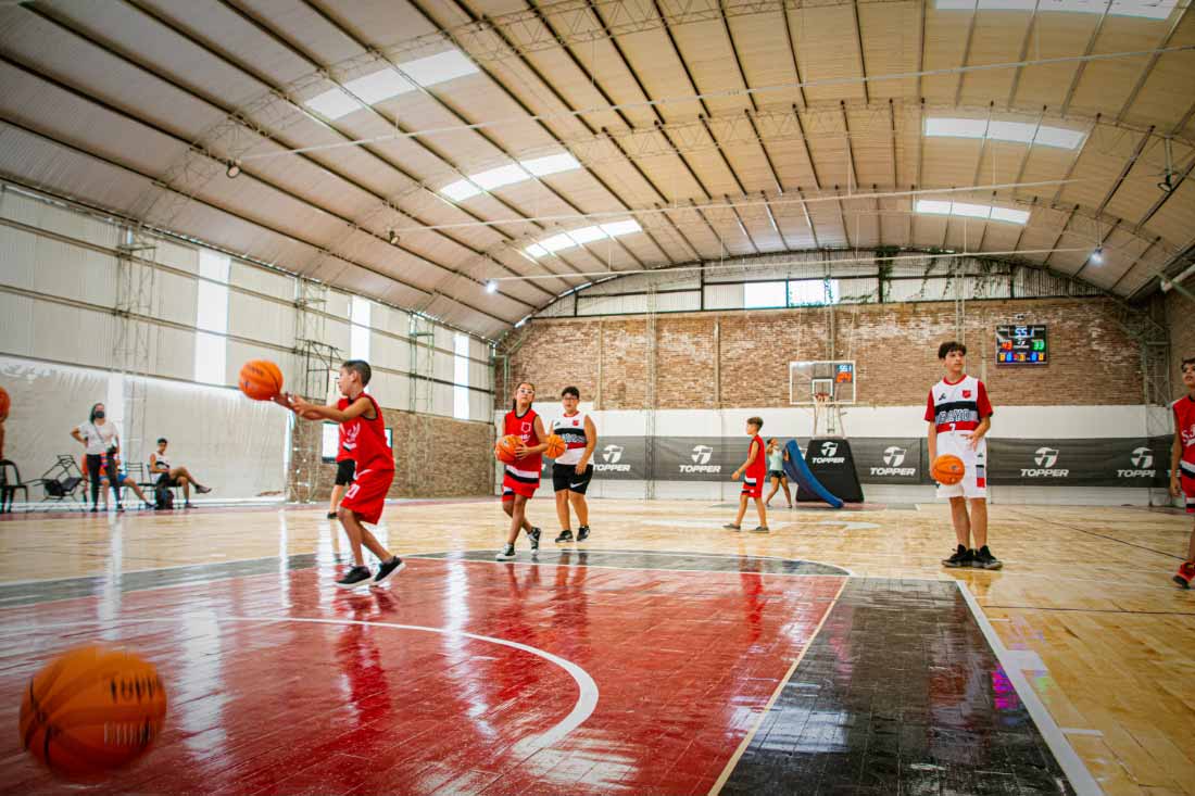 chicos que juegan al basquet en el club